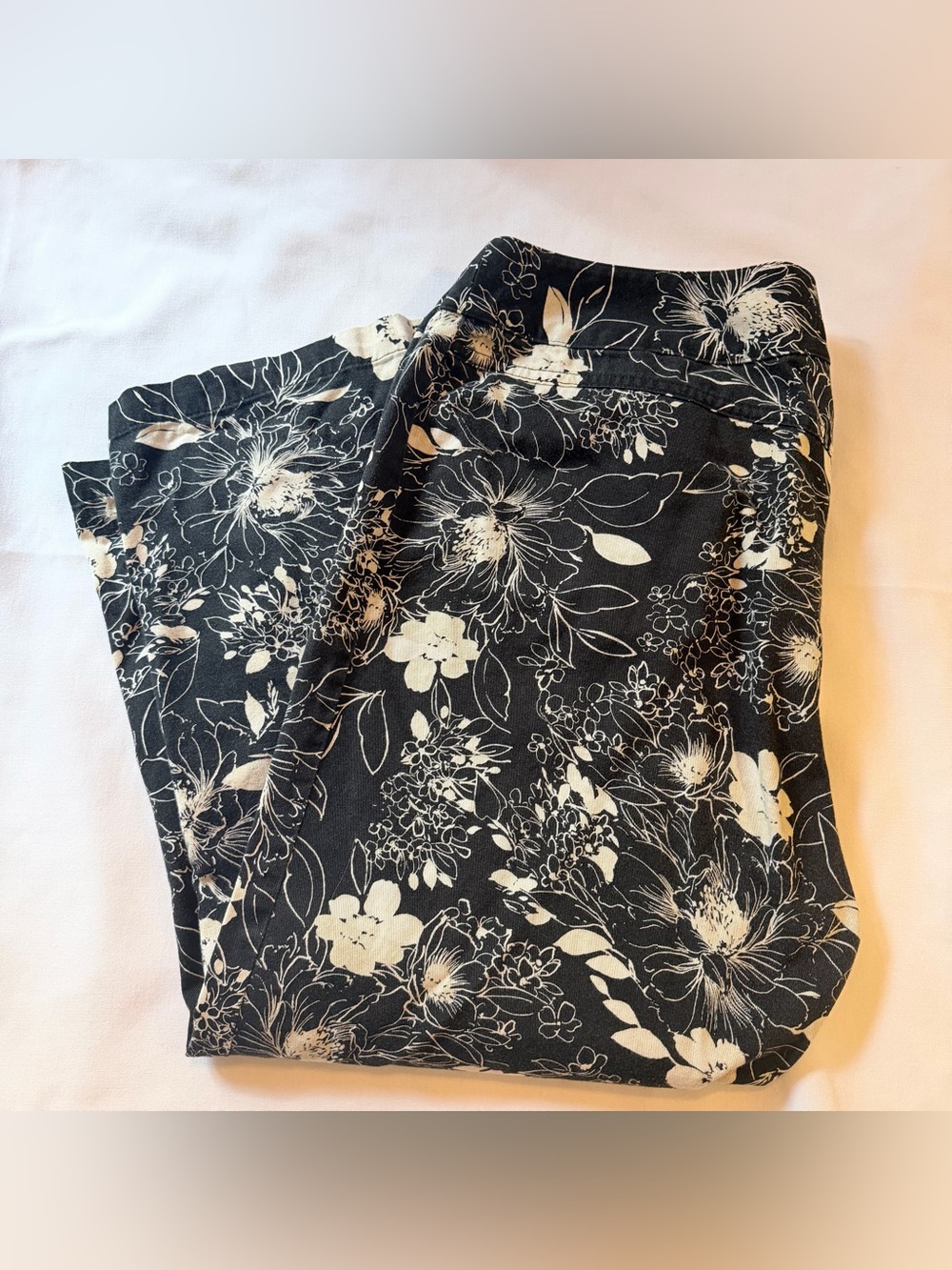 Liz Claiborne Women’s Capri Pants Black Floral